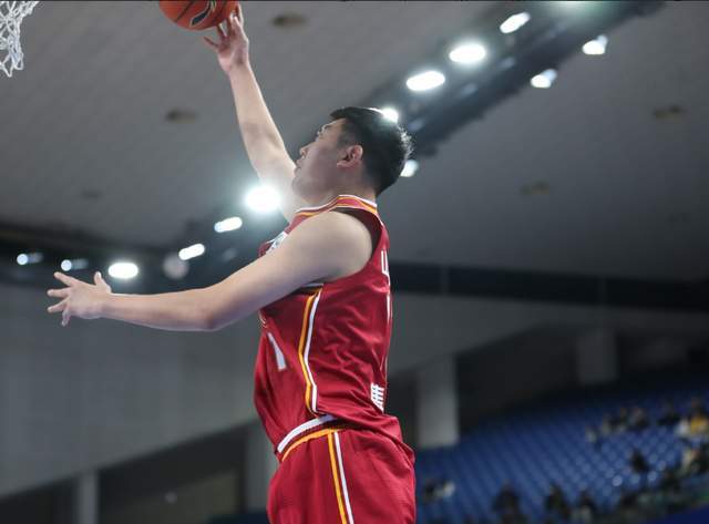 社区互动-对阵辽篮被撞翻，山东大汉重伤！至少缺席一个月，真不是好消息