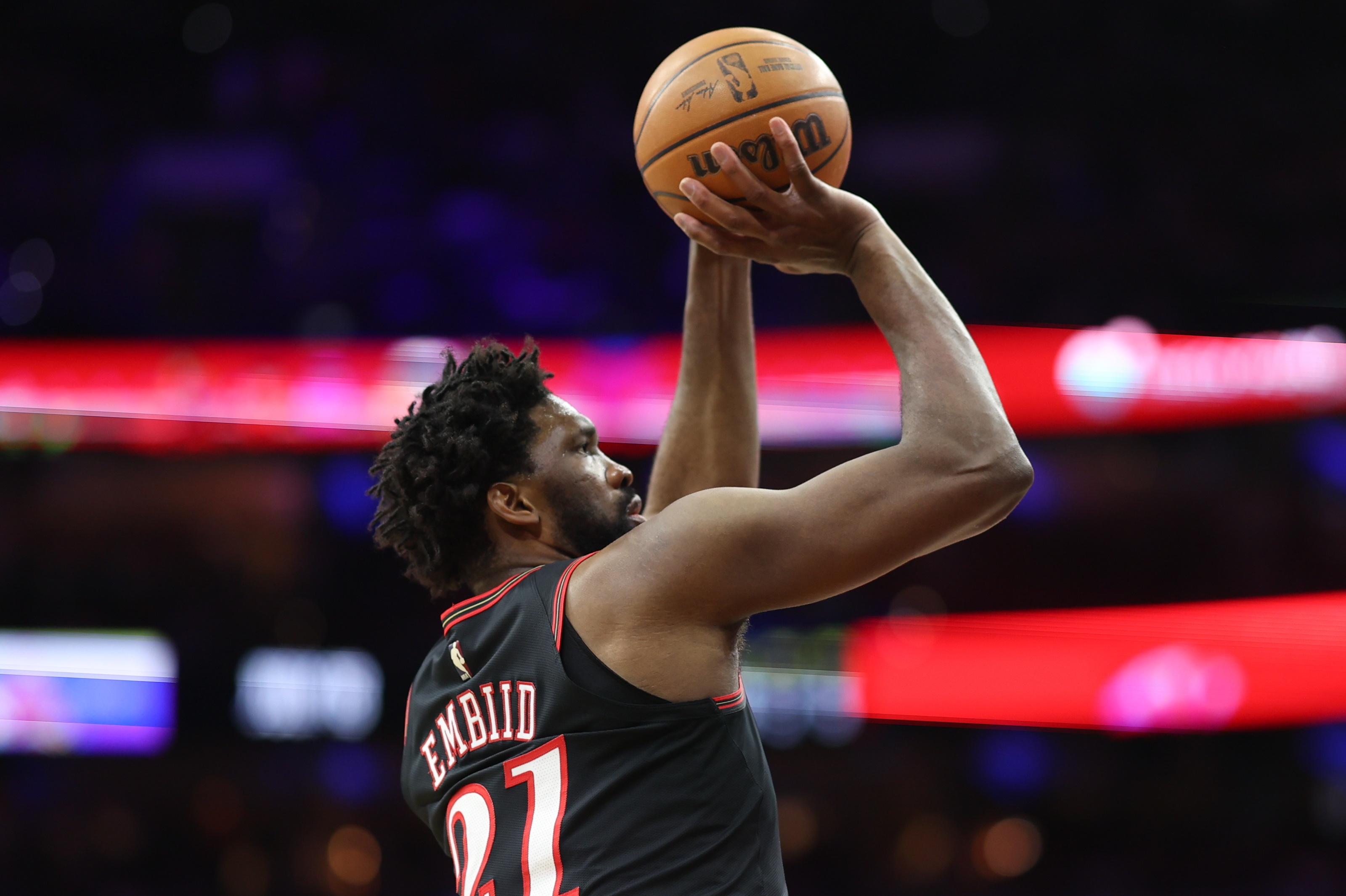 HTH体育-大帝回来了！恩比德本月5次砍下30+ 此前三个月合计仅3次